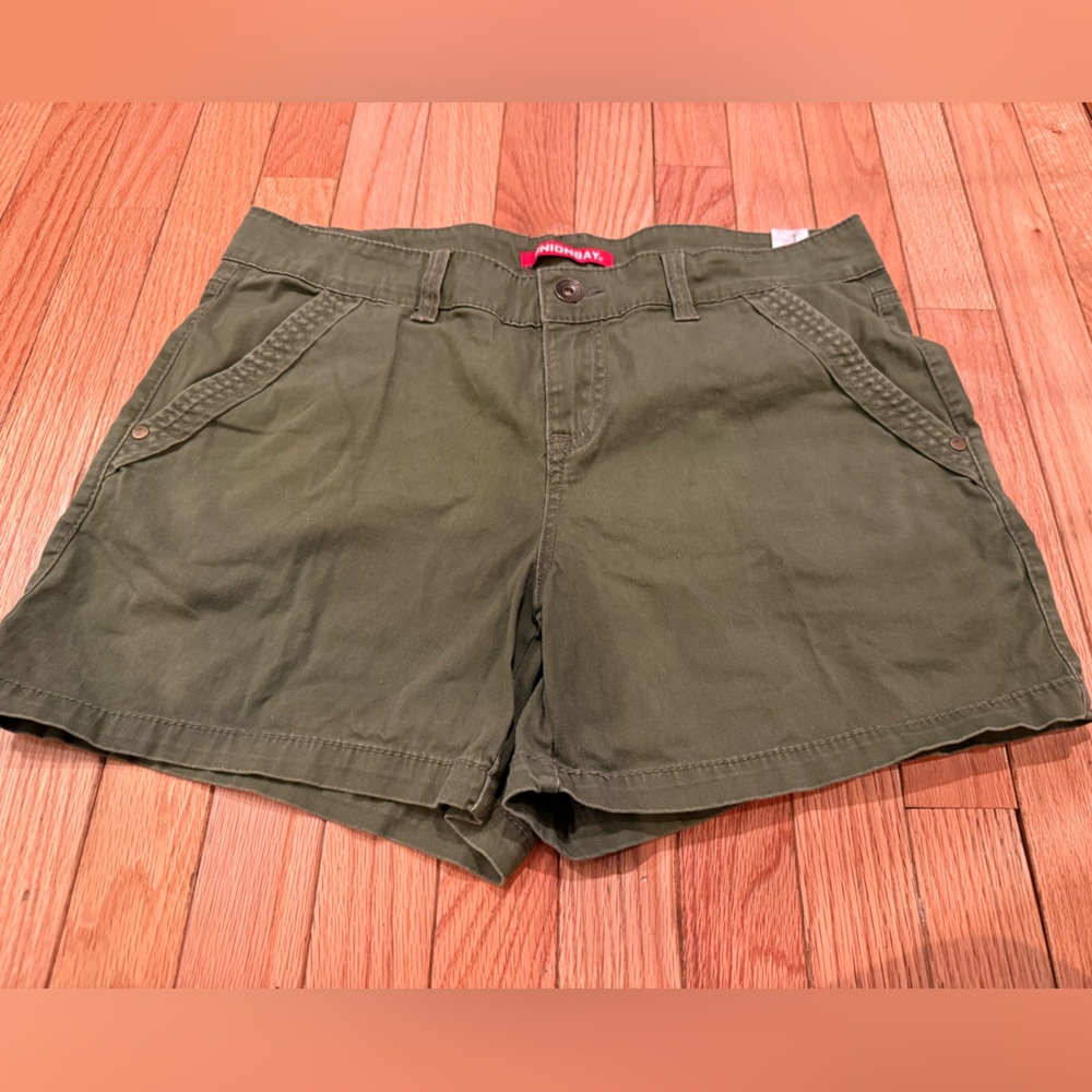 UNIONBAY Women's Cargo Shorts in Olive vintage